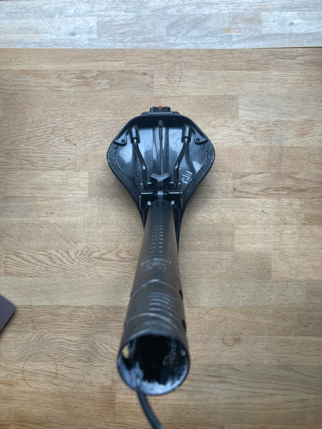 Specialized Targa Saddle and seat post with integrated rear light