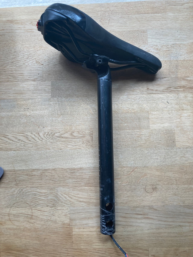 Specialized Targa Saddle and seat post with integrated rear light