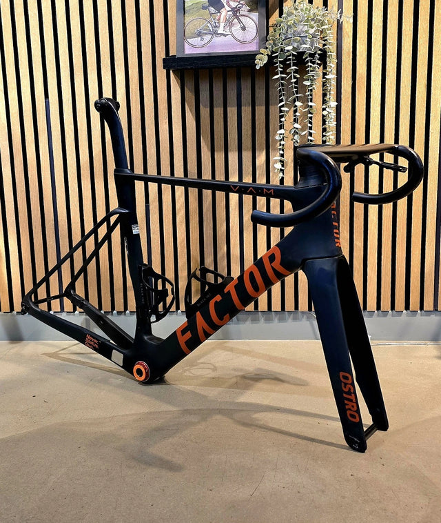 FACTOR OSTRO V.A.M II FRAME 54CM. PRISMA STUDIO. BLACK INC BAR.