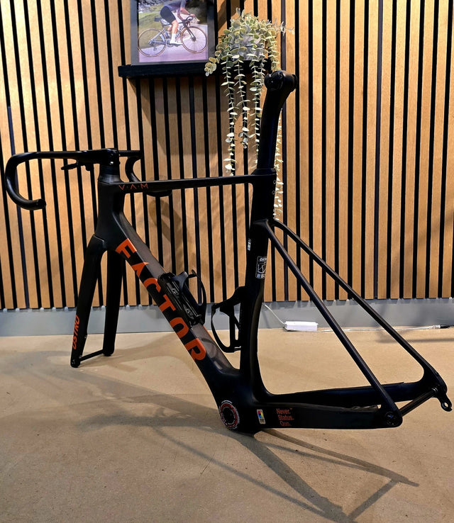 FACTOR OSTRO V.A.M II FRAME 54CM. PRISMA STUDIO. BLACK INC BAR.